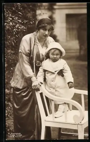 AK Prinzessin August Wilhelm von Preussen mit Sohn im Garten