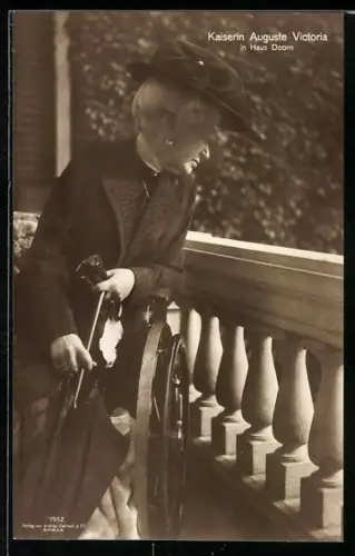 AK Kaiserin Auguste Victoria von Preussen im Rollstuhl auf der Veranda im Haus Doorn