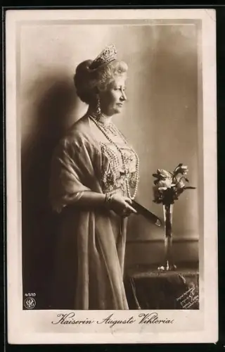 AK Kaiserin Auguste Victoria von Preussen in schönem Kleid