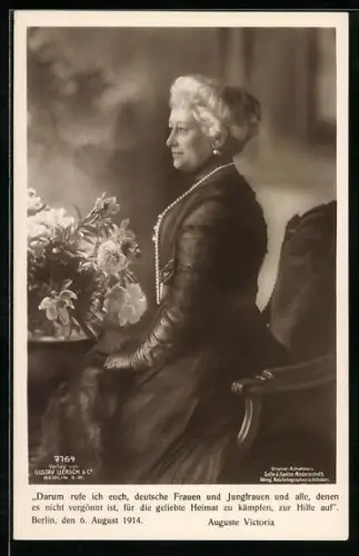 AK Kaiserin Auguste Victoria von Preussen am Tisch mit Blumen