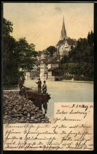 AK Baden, Ortspartie am Ufer, Männer im Boot, Kirchturm, um 1900