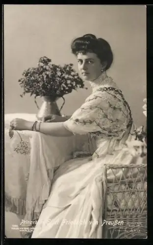 AK Prinzessin Eitel Friedrich von Preussen an Tisch sitzend