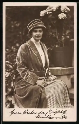 AK Unsere Kronprinzessin Cecilie, im Garten
