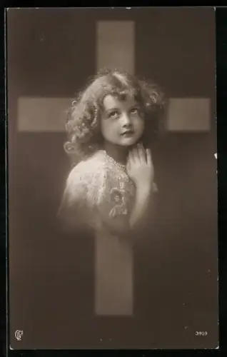 AK Glaube, Betendes Mädchen am Kreuz