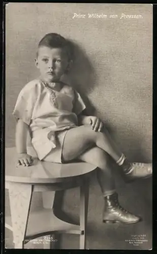 AK Prinz Wilhelm von Preussen sitzt auf einem Tischchen