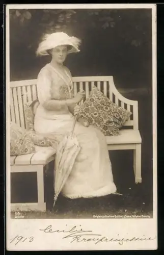 AK Kronprinzessin Cecilie auf einer Bank im Park