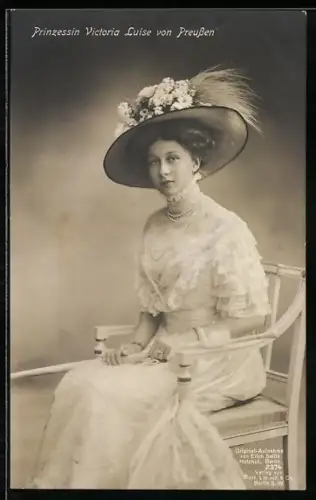 AK Prinzessin Victoria Luise von Preussen mit Blumenhut und schönen Kleid auf einem Stuhl