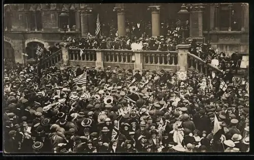 AK Portsmouth, Crowd of people with flags