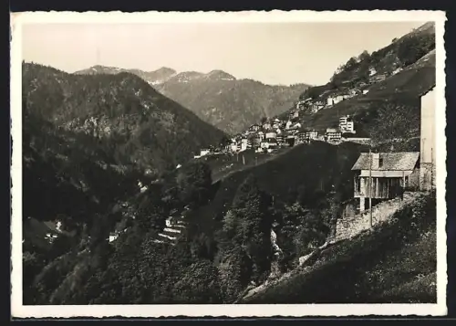 AK Spruga, Blick auf den Ort am Hang