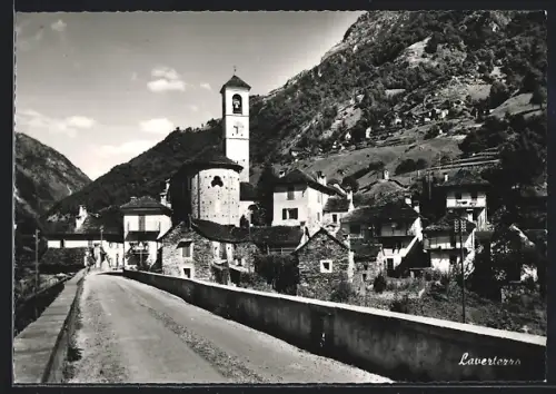 AK Lavertezzo, Strassenpartie mit Ortspanorama u. Kirche