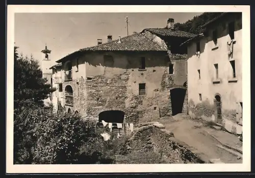 AK Roveredo Capr., Dorfwinkel mit Turm
