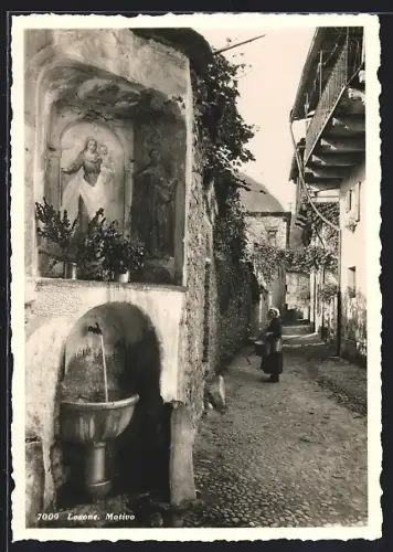 AK Losone, Heiligenbild über einem kleinen Wandbrunnen