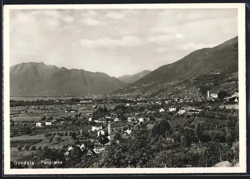 AK Gordola, Panoramablick über die Ortschaft in die Berge