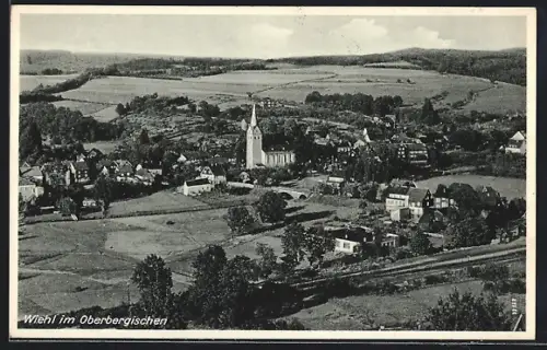 AK Wiehl im Oberbergischen, Ortsansicht mit Kirche und umliegender Landschaft