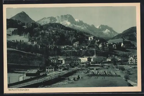 AK Berchtesgaden, Ortsansicht mit Bergen und Gebäuden
