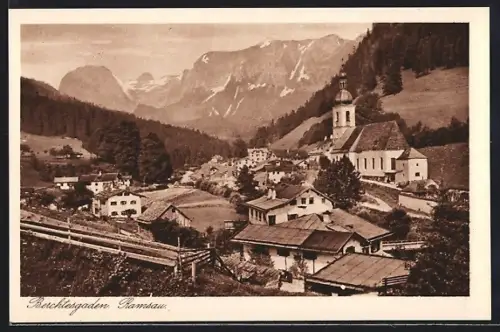AK Ramsau /Berchtesgaden, Ortsansicht mit Kirche und Gebirgslandschaft