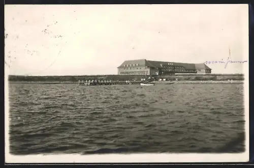 AK Alkersum auf Föhr, Nordseekurheim, Gebäudeansicht vom Wasser