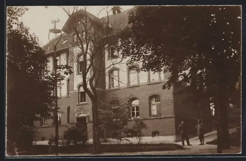 Foto-AK Köln-Wahn, Soldaten in Uniform vor der Kaserne