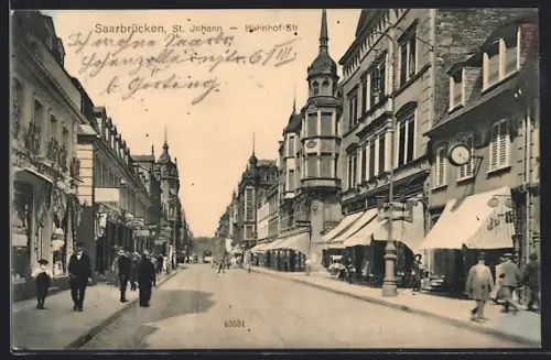 AK Saarbrücken, Blick in die Bahnhofstrasse mit Geschäften