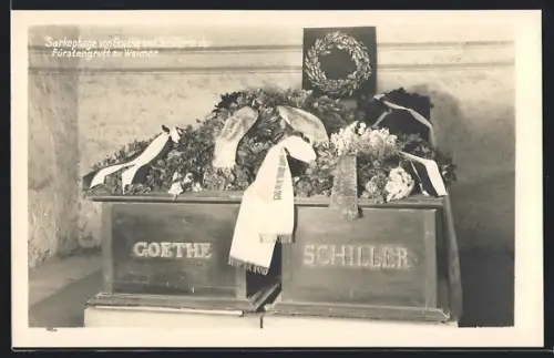 AK Weimar / Thüringen, Sarkophage von Goethe und Schiller in der Fürstengruft