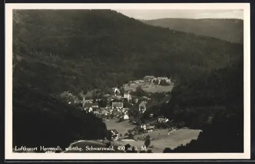 AK Herrenalb /württbg. Schwarzwald, Talansicht umgeben von Wald