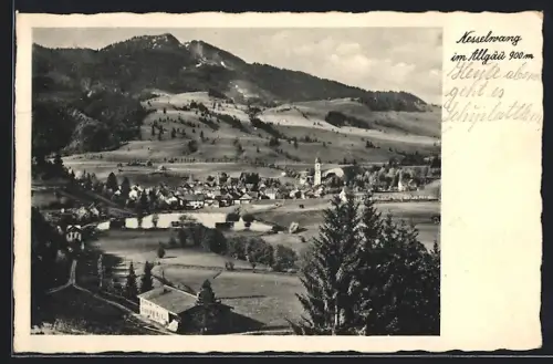 AK Nesselwang im Allgäu, Ortsansicht mit Kirche und Bergen