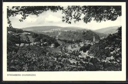 AK Stromberg /Hunsrück, Panoramaansicht des Ortes mit Kirche und umliegender Landschaft
