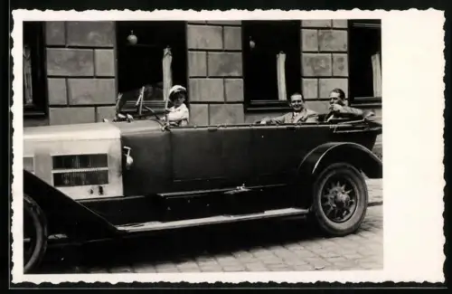 Fotografie Auto, Knabe sitzt als Chauffeur im Cabriolet