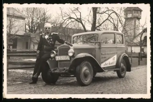 Fotografie Auto Opel, Mann in Militär-Kostüm mit Orden Halskreuz am PKW lehnend, Fasching - Karneval