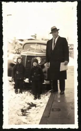 Fotografie Auto, Vater & Knaben vor Limousine mit Kühlerfigur im Schnee