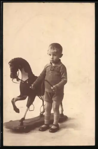 Fotografie H. Bare, Anderlecht, Knabe mit Spielzeug-Pferd im Foto-Atelier