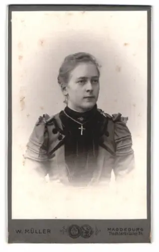 Fotografie W. Müller, Magdeburg, Tischlerbrücke 34, Porträt einer Frau mit Kreuzanhänger