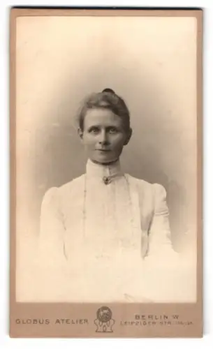 Fotografie Globus Atelier, Berlin W, Leipziger-Str. 132/135, Porträt einer Dame in elegantem Kleid