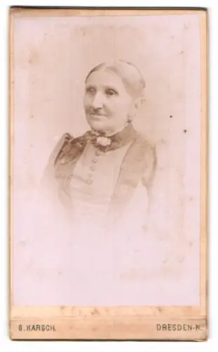 Fotografie Gustav Karsch, Dresden, Gr. Meissnerstr. 17, Porträt einer älteren Dame