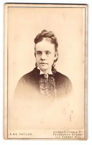 Fotografie A. & G. Taylor, London, Queen Victoria St, Porträt einer Frau mit Zopffrisur