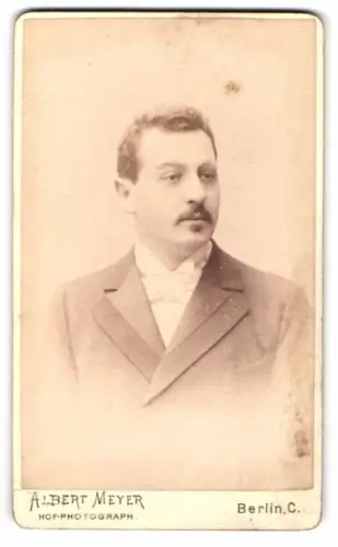 Fotografie Albert Meyer, Berlin, Alexander-Strasse 45, Porträt eines Mannes in Anzug
