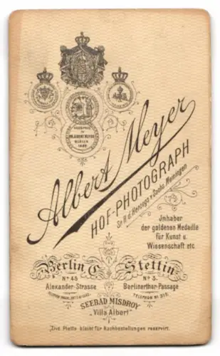 Fotografie Albert Meyer, Berlin, Alexander-Strasse 45, Porträt eines Mannes in Anzug