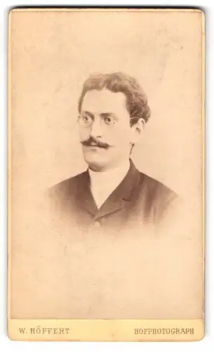 Fotografie W. Höffert, Dresden, Prager-Str. 49, Porträt eines Herrn mit Brille