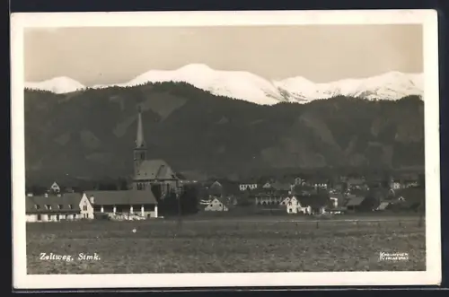 AK Zeltweg, Ortsansicht mit der Kirche und gewaltigem Bergpanorama