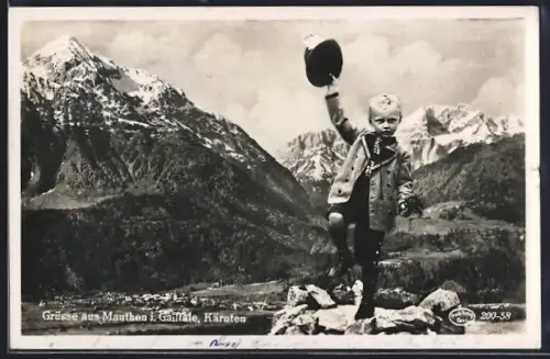 AK Mauthen i. Gailtale, Junger Kärnter in Tracht winkt mit dem Hut