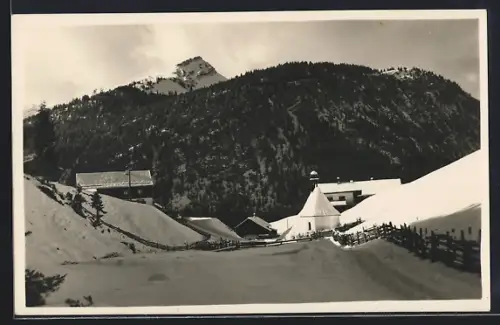 AK Berwang, Rinnen im Rotlechtal, Ortspanorama im Winter