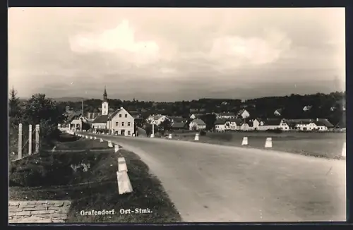 AK Grafendorf /Ost-Stmk., Ortsansicht mit Kirche und Fahrstrasse