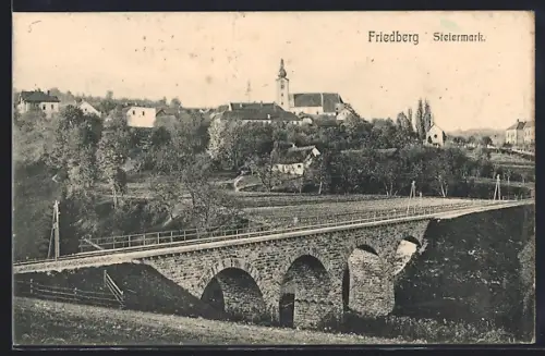 AK Friedberg /Steiermark, Ortspartie mit Eisenbahnbrücke und Kirche