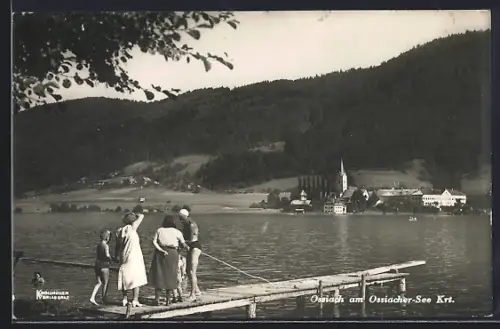 AK Ossiach am Ossiacher-See, Familie auf Steg, Im Hintergrund Kloster