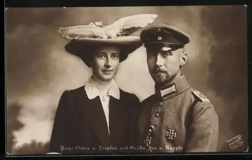 AK Prinz Oskar von Preussen in Uniform mit Gräfin Ina von Ruppin mit Hut