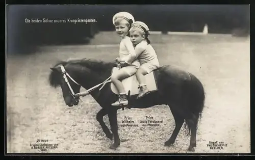 AK Prinz Wilhelm u. Prinz Louis Ferdinand von Preussen in sommerlicher Kleidung mit Mützenband auf einem Pferd