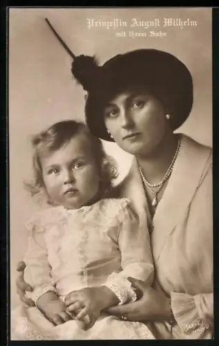 AK Prinzessin August Wilhelm mit ihrem Sohn auf dem Schoss
