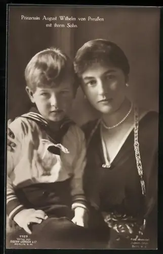 AK Prinzessin August Wilhelm von Preussen, im dunklen Kleid mit Schmuck behangen und ihrem Sohn