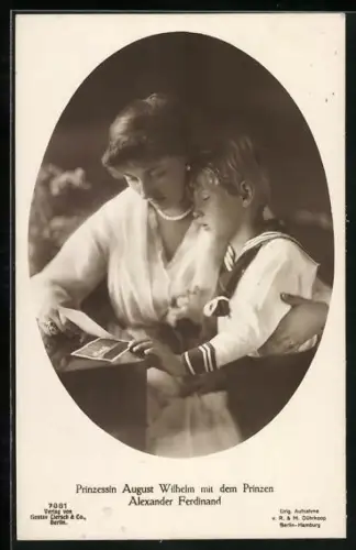 AK Prinzessin August Wilhelm von Preussen sieht sich mit Prinz Alexander Ferdinand Fotos an