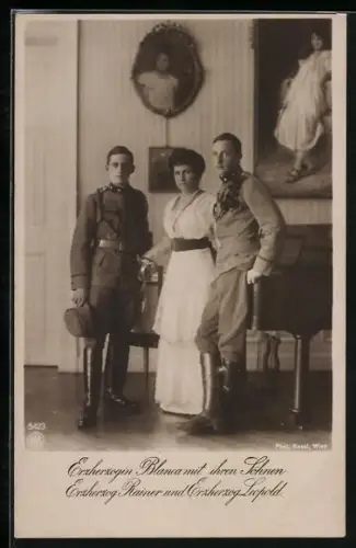 AK Erzherzogin Blanca von Österreich mit ihren Söhnen Erzherzog Rainer und Erzherzog Leopold in Uniform